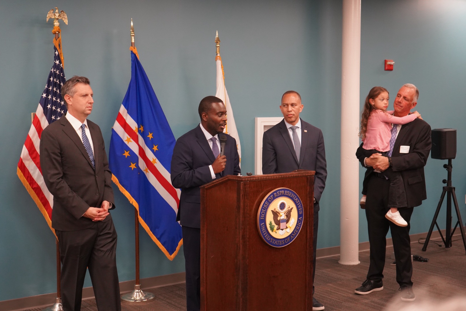 Hakeem Jeffries visits Pawtucket to celebrate Rhode Island’s Cabo Verdean community