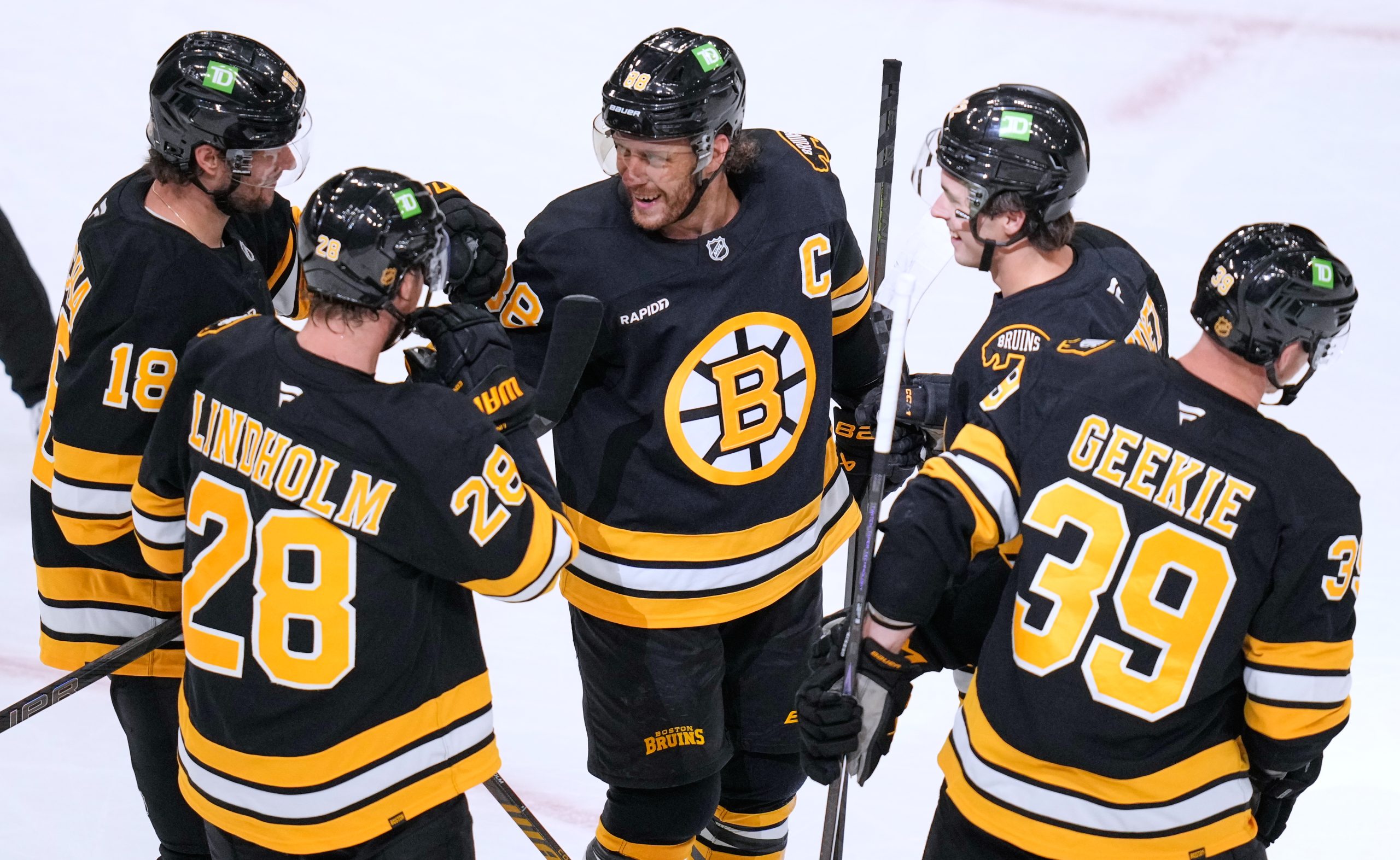 Pastrnak scores 2 goals, adds 2 assists in the Bruins’ 6-1 rout of the Mammoth